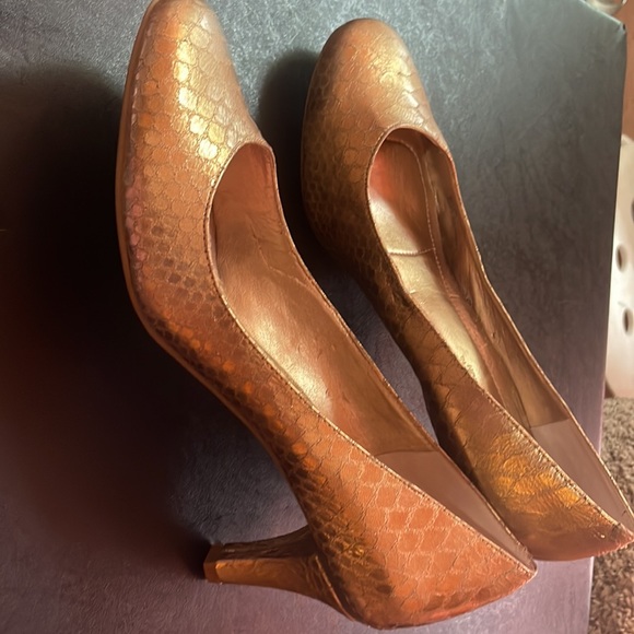 BCBGeneration Size 9/B 39  Gold snake print pumps - Picture 2 of 8